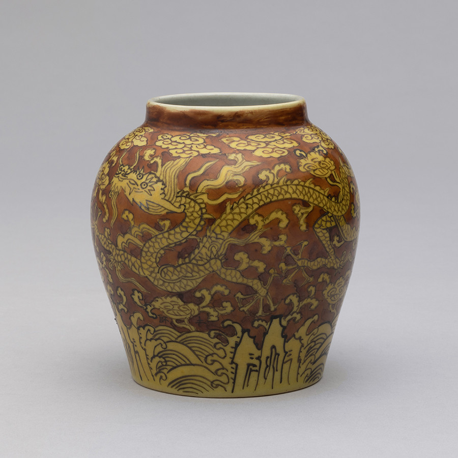 《黄地紅彩雲龍文壺》