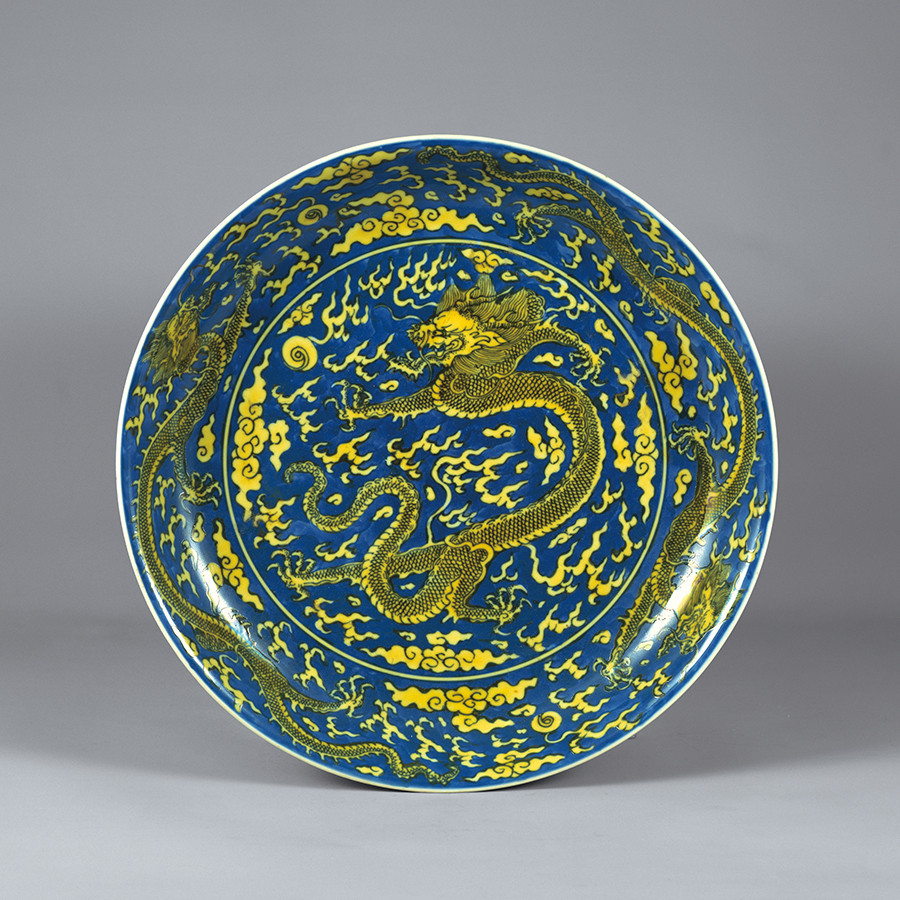 《青花黄彩 雲龍文 盤》