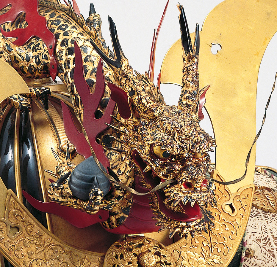 《鉄黒漆塗鍍金総覆輪四方白筋兜》