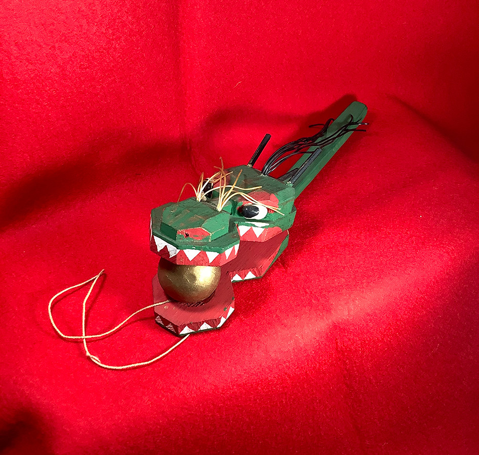 《宝珠を持った龍のけん玉》