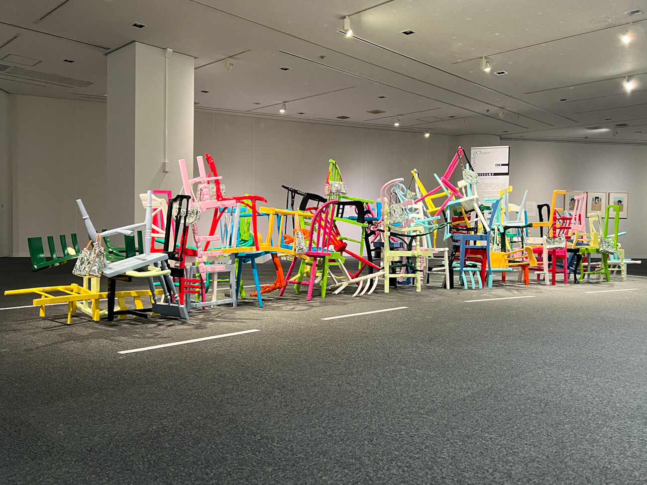 アートのなかの椅子を読み解く ― 埼玉県立近代美術館「アブソリュート