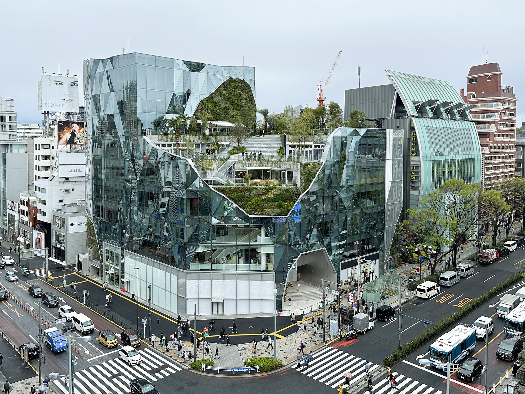 神宮前交差点に「ハラカド」が誕生 ─ 岡本太郎の絵画も公開 ニュース アイエム[インターネットミュージアム]