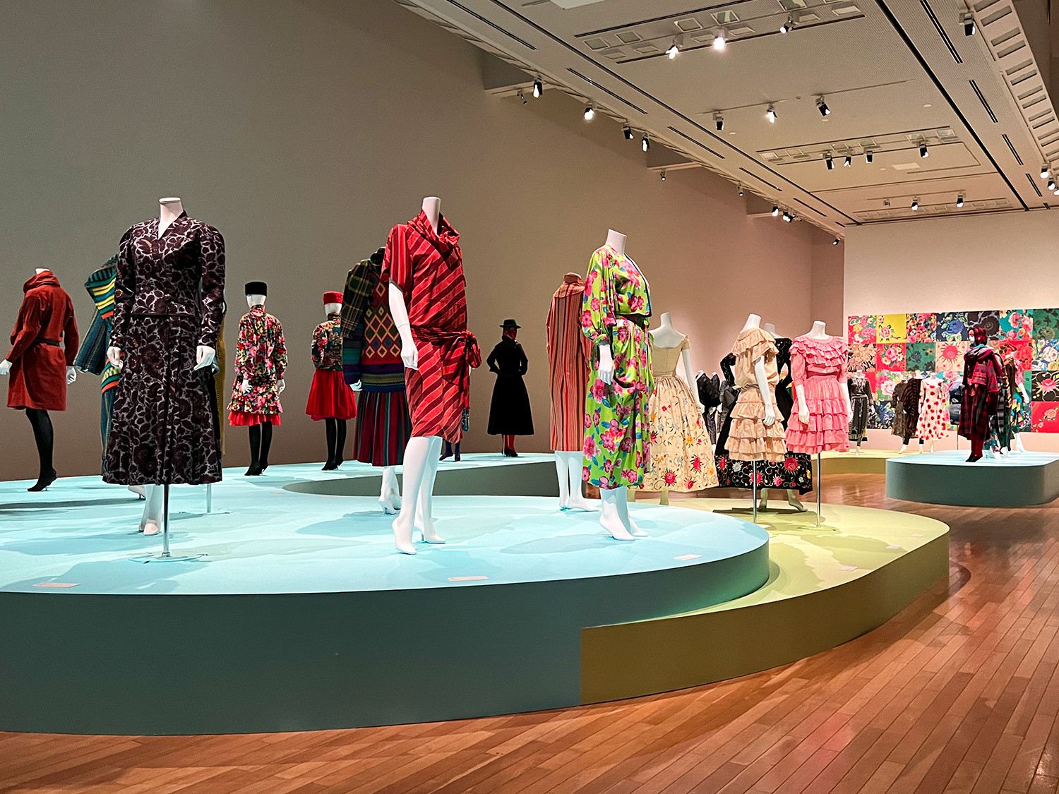 色彩の魔術師・髙田賢三の没後初大規模展（レポート）