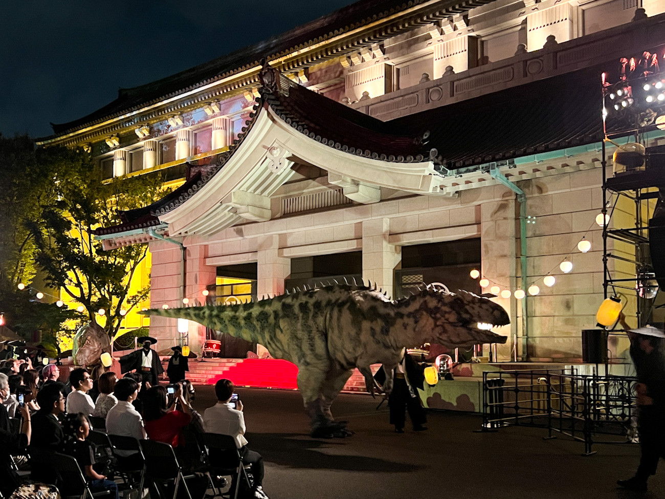 夜の東京国立博物館で恐竜の大行進 ― 「DINO-A-LIVE 恐竜大夜行」