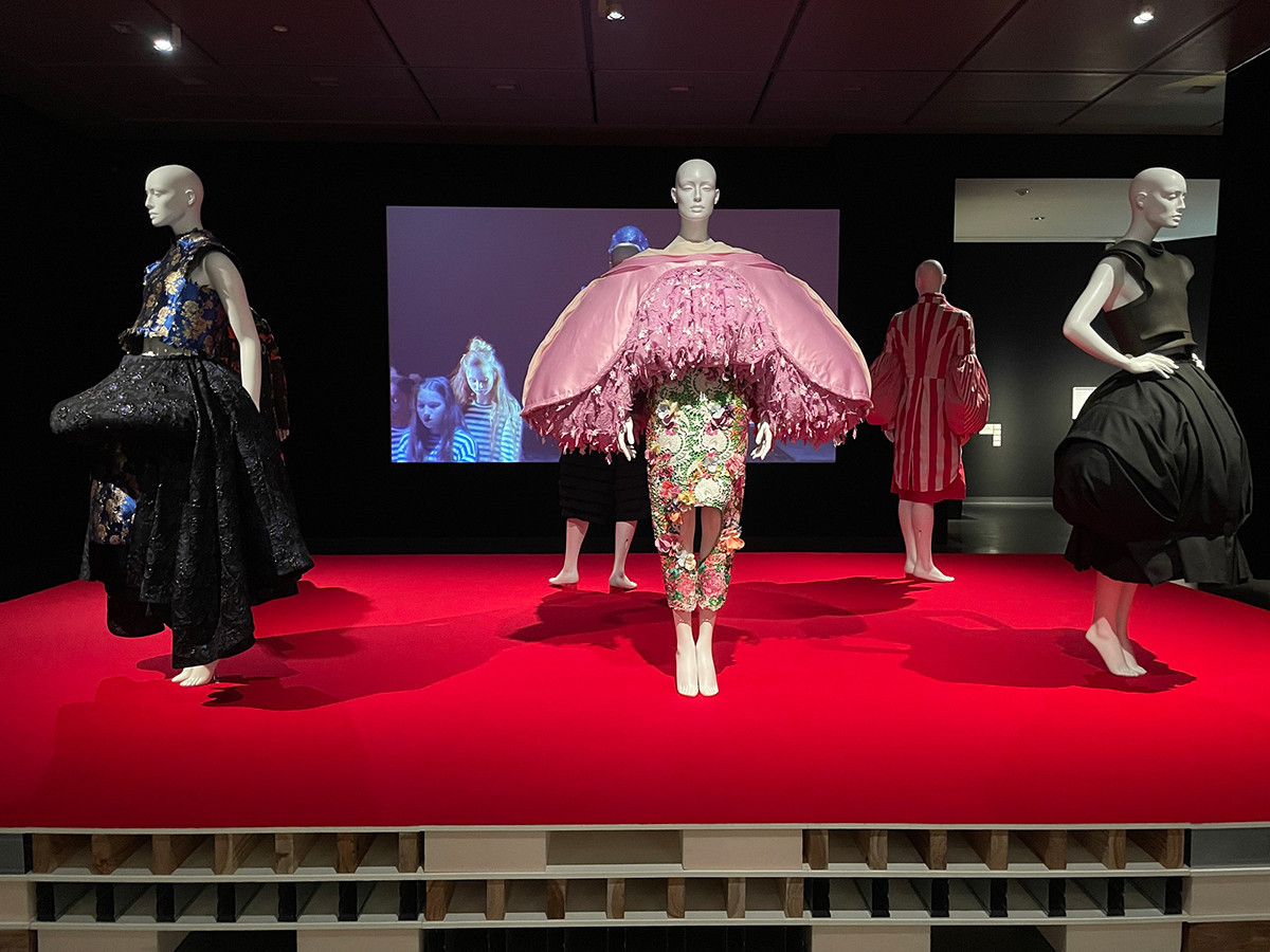 内に潜む「LOVE」の感情を華やかなファッションで表現 ― 京都国立近代美術館（読者レポート）