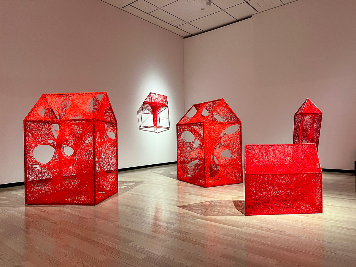 塩田千春、大阪で16年ぶりの大規模個展 ― 大阪中之島美術館（レポート）