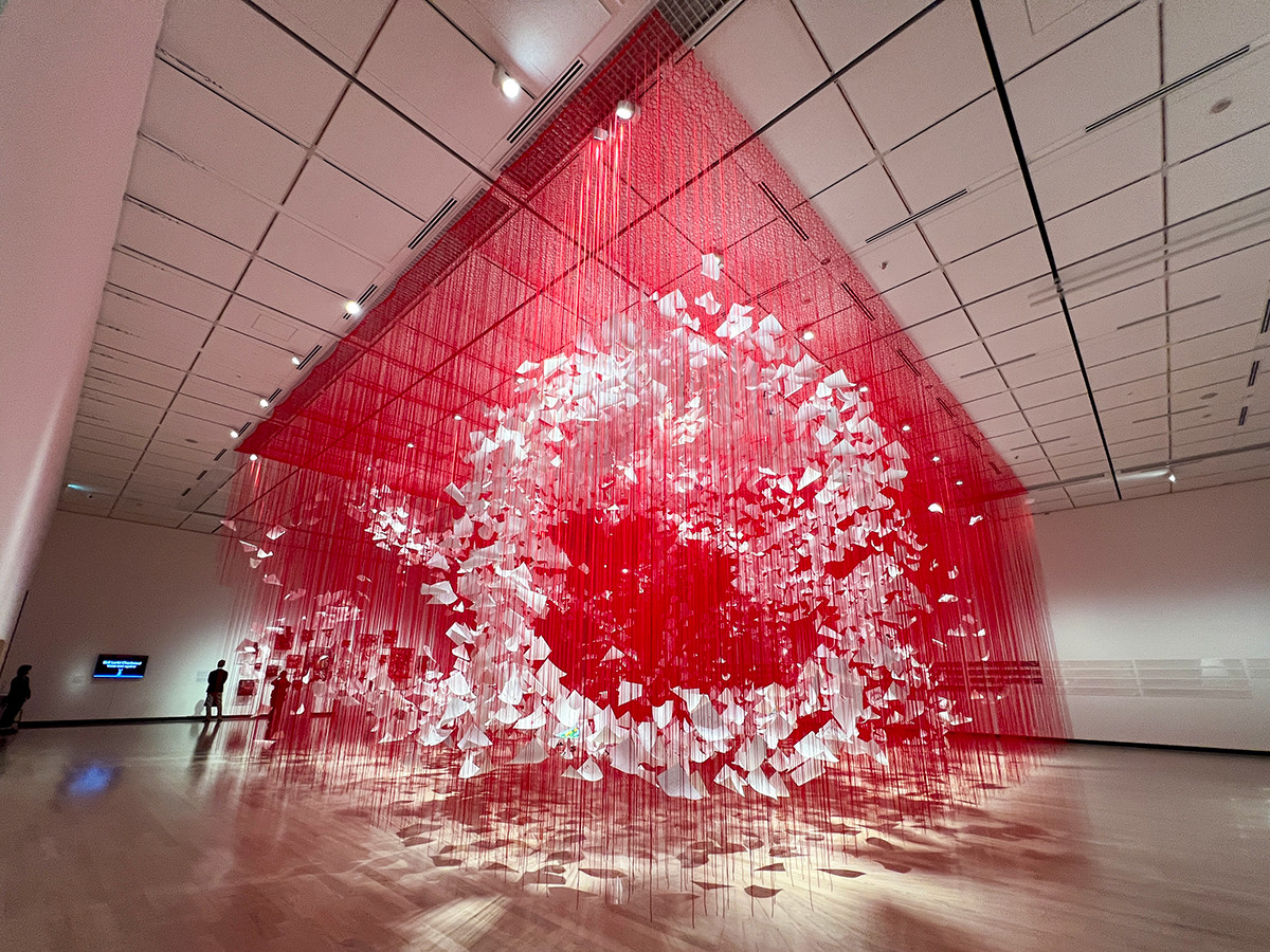 塩田千春、大阪で16年ぶりの大規模個展 ― 大阪中之島美術館（レポート）