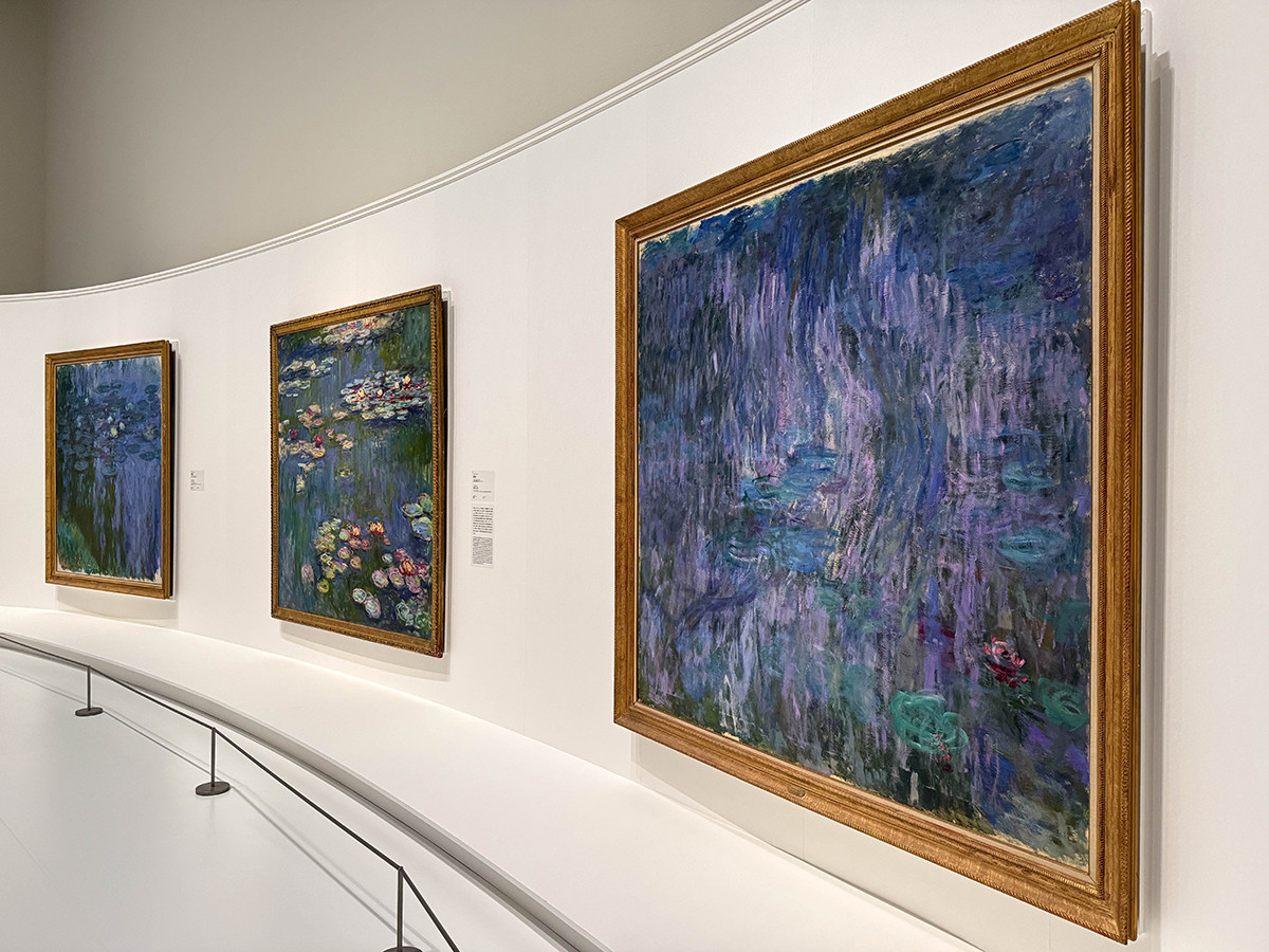 楕円形の展示室に〈睡蓮〉がずらり ― 国立西洋美術館「モネ 睡蓮のとき」(レポート)