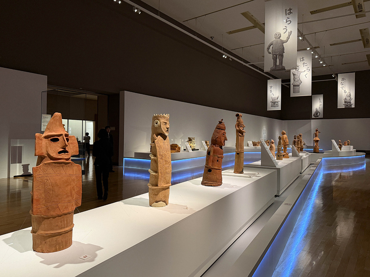 全身武装の「挂甲の武人」、5体が初めて一堂に ― 特別展「はにわ」(レポート)