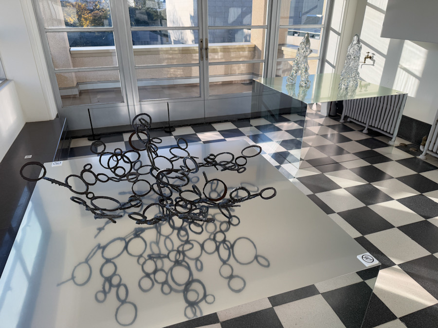 アール・デコの空間に、鉄とガラスの現代アートが共演 ― 東京都庭園