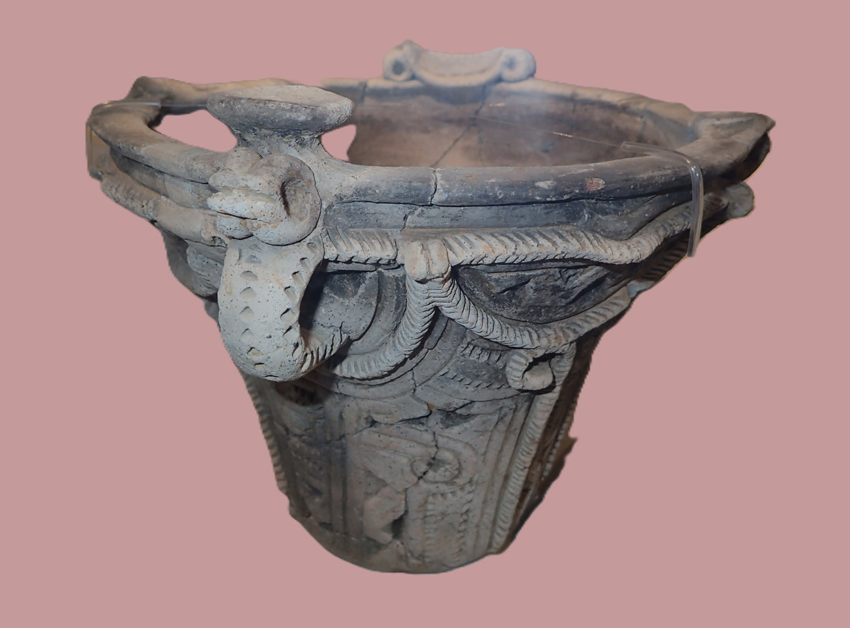 《六反田南遺跡出土　深鉢型土器　「蛇？」》