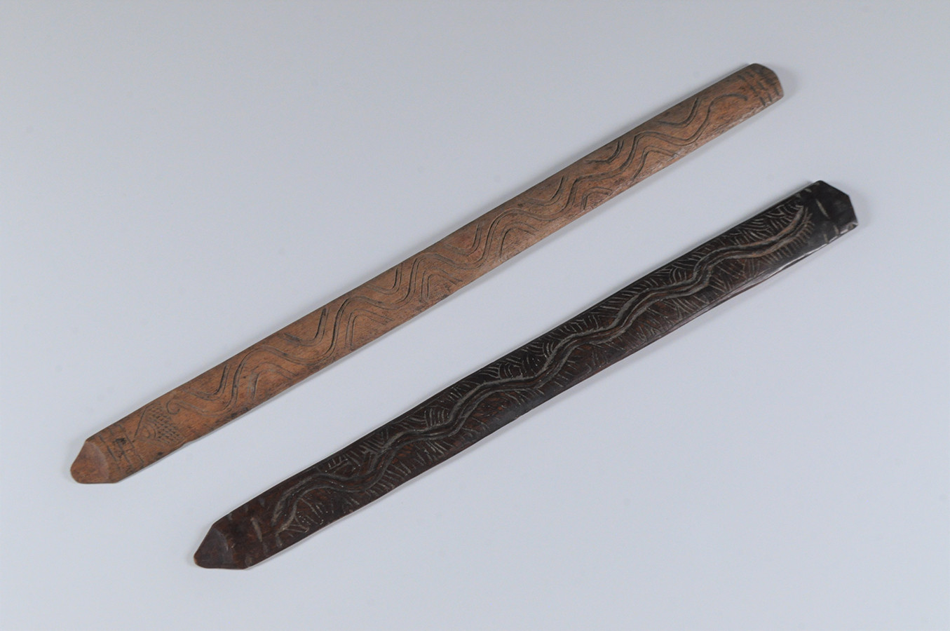 《イクパスイ（蛇行文）》