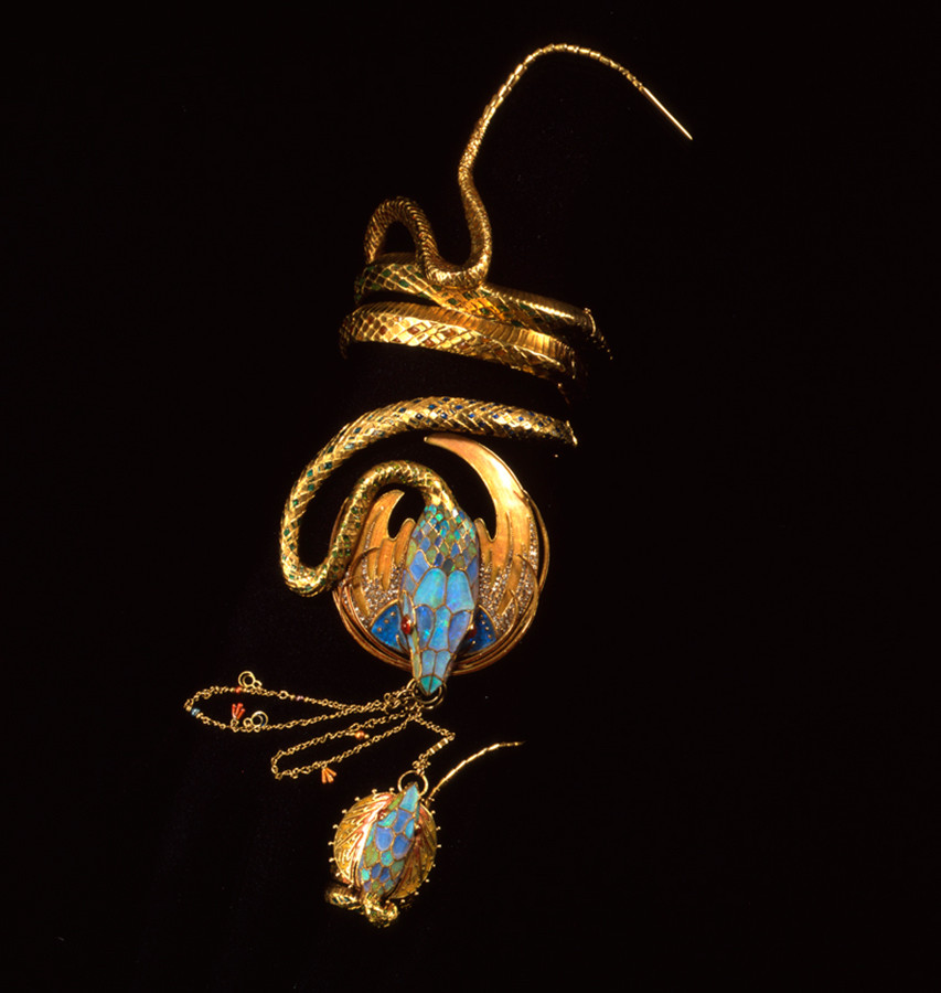 《蛇のブレスレットと指輪》