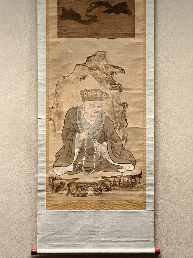 三井記念美術館「魂を込めた 円空仏」会場より 《円空画像》文化2年(1805)千光寺