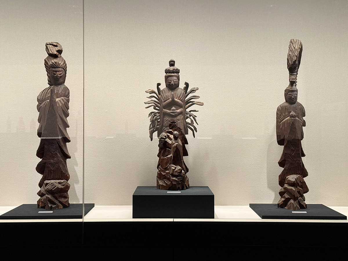 三井記念美術館「魂を込めた 円空仏」会場より 《千手観音菩薩立像及び聖観音菩薩立像・龍頭観音菩薩立像》清峯寺