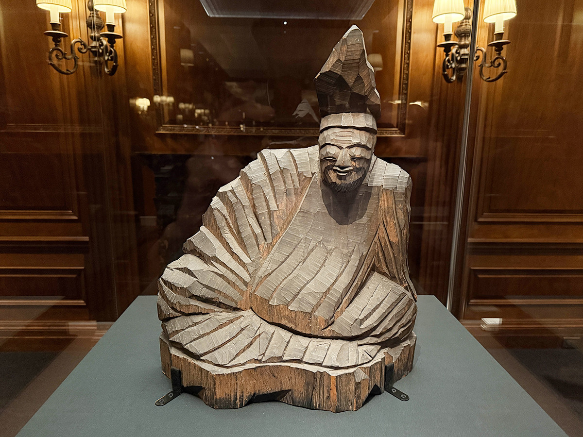 三井記念美術館「魂を込めた 円空仏」会場より 《柿本人麻呂坐像》東山神明神社