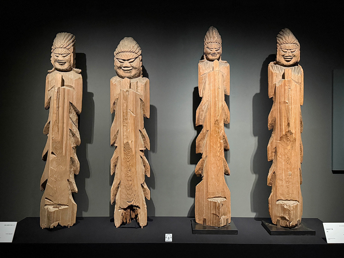 三井記念美術館「魂を込めた 円空仏」会場より (左から)《護法神立像》(2軀)千光寺 / 《金剛神立像》(2軀)飯山寺