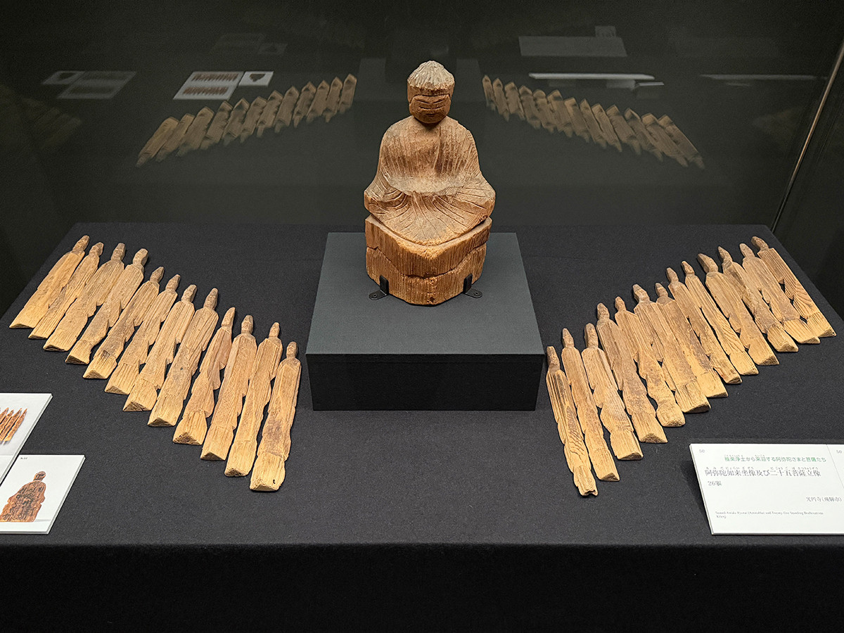 三井記念美術館「魂を込めた 円空仏」会場より 《阿弥陀如来坐像及び二十五菩薩立像》光円寺