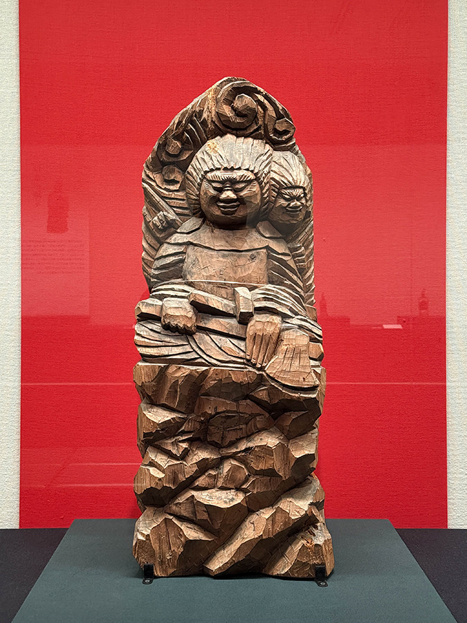 三井記念美術館「魂を込めた 円空仏」会場より 《両面宿儺坐像》千光寺