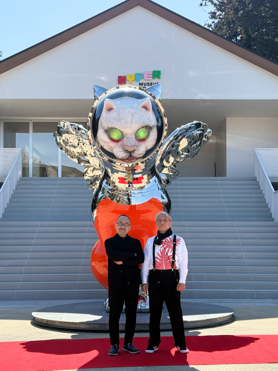 ハイパーミュージアム 飯能「ヤノベケンジ 宇宙猫の秘密の島」　（左から）ヤノベケンジ、後藤繁雄 