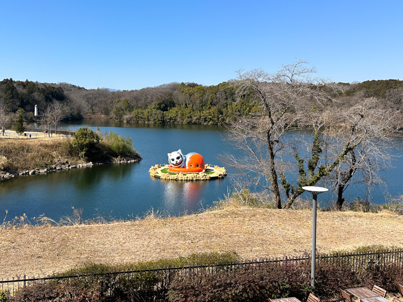 ハイパーミュージアム 飯能「ヤノベケンジ 宇宙猫の秘密の島」　宮沢湖に出現した、宇宙猫の島