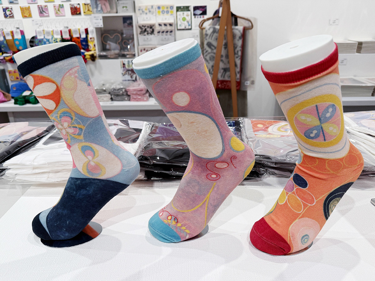 ソックス、PCタブレットケース…編集部おすすめアイテム10選 ― 「ヒルマ・アフ・クリント展」（グッズ）