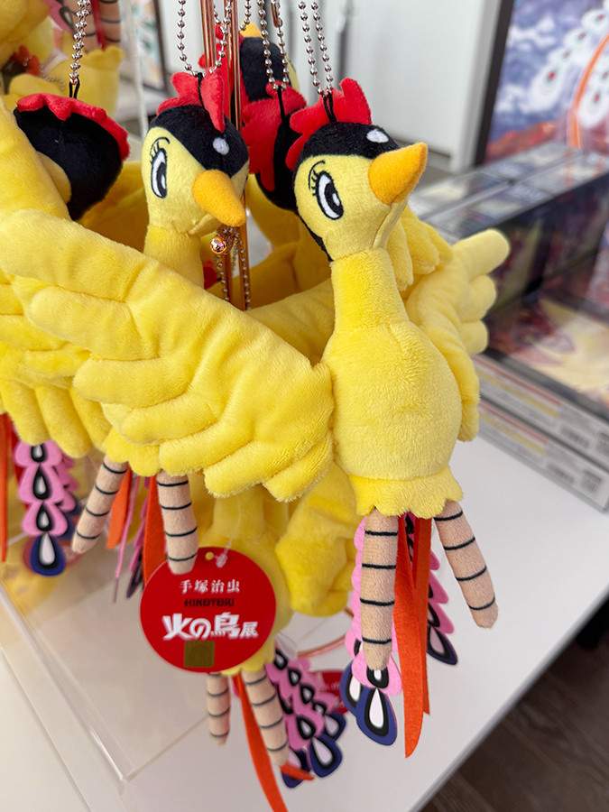 大きめのマスコット、食べられるコミック…編集部おすすめアイテム14選 ― 手塚治虫「火の鳥」展（グッズ）
