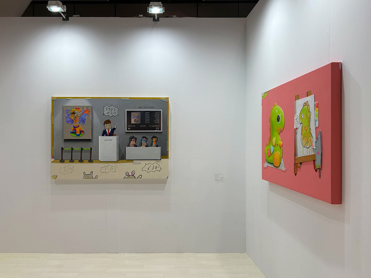 「アートフェア東京2025」会場より Tomohiro Takahashi (左から)《SUGER FREE》 / 《Painting #2》