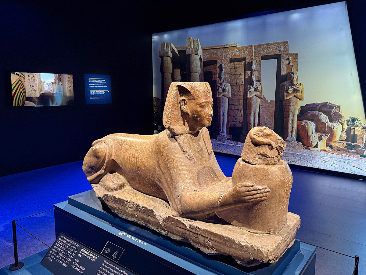 CREVIA BASE Tokyo（豊洲）「ラムセス大王展　ファラオたちの黄金」会場より　《雄羊の頭を配した器を捧げるスフィンクスとしてのラムセス2世像》新王国時代、第19王朝　エジプト博物館
