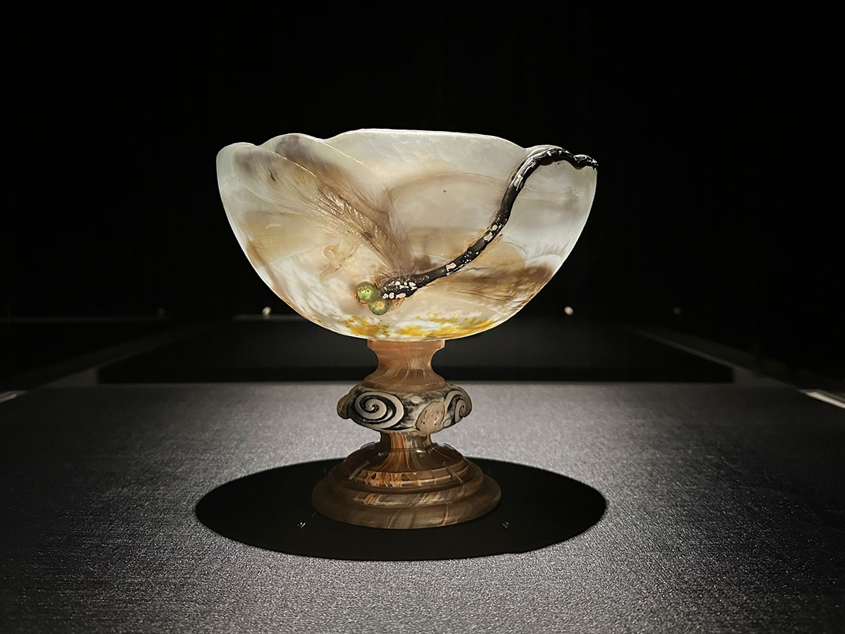 サントリー美術館「没後120年 エミール・ガレ:憧憬のパリ」会場 脚付杯「蜻蛉」 エミール・ガレ 1903‒04年 サントリー美術館