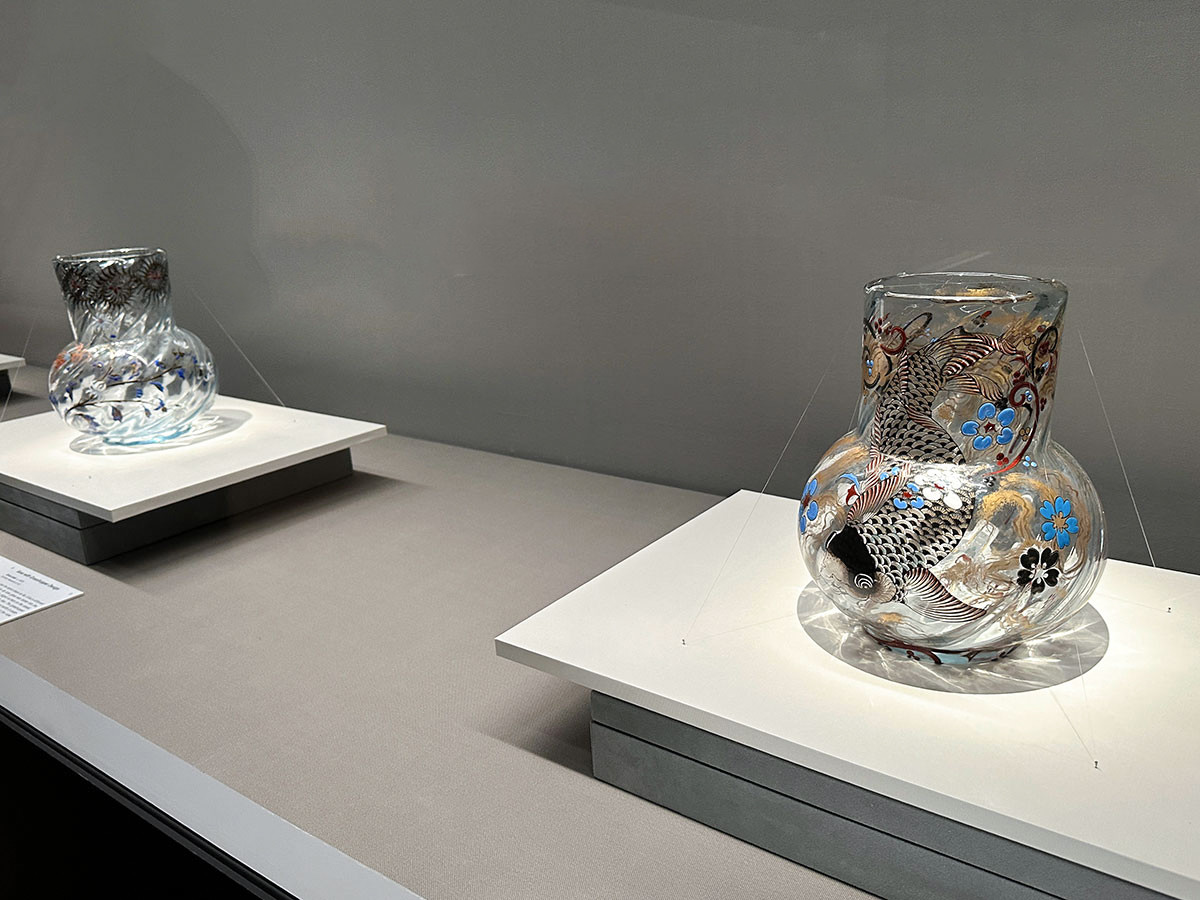 サントリー美術館「没後120年 エミール・ガレ:憧憬のパリ」会場 (左から)花器「バッタ」エミール・ガレ 1878年頃 サントリー美術館 / 花器「鯉」エミール・ガレ 1878年 大一美術館