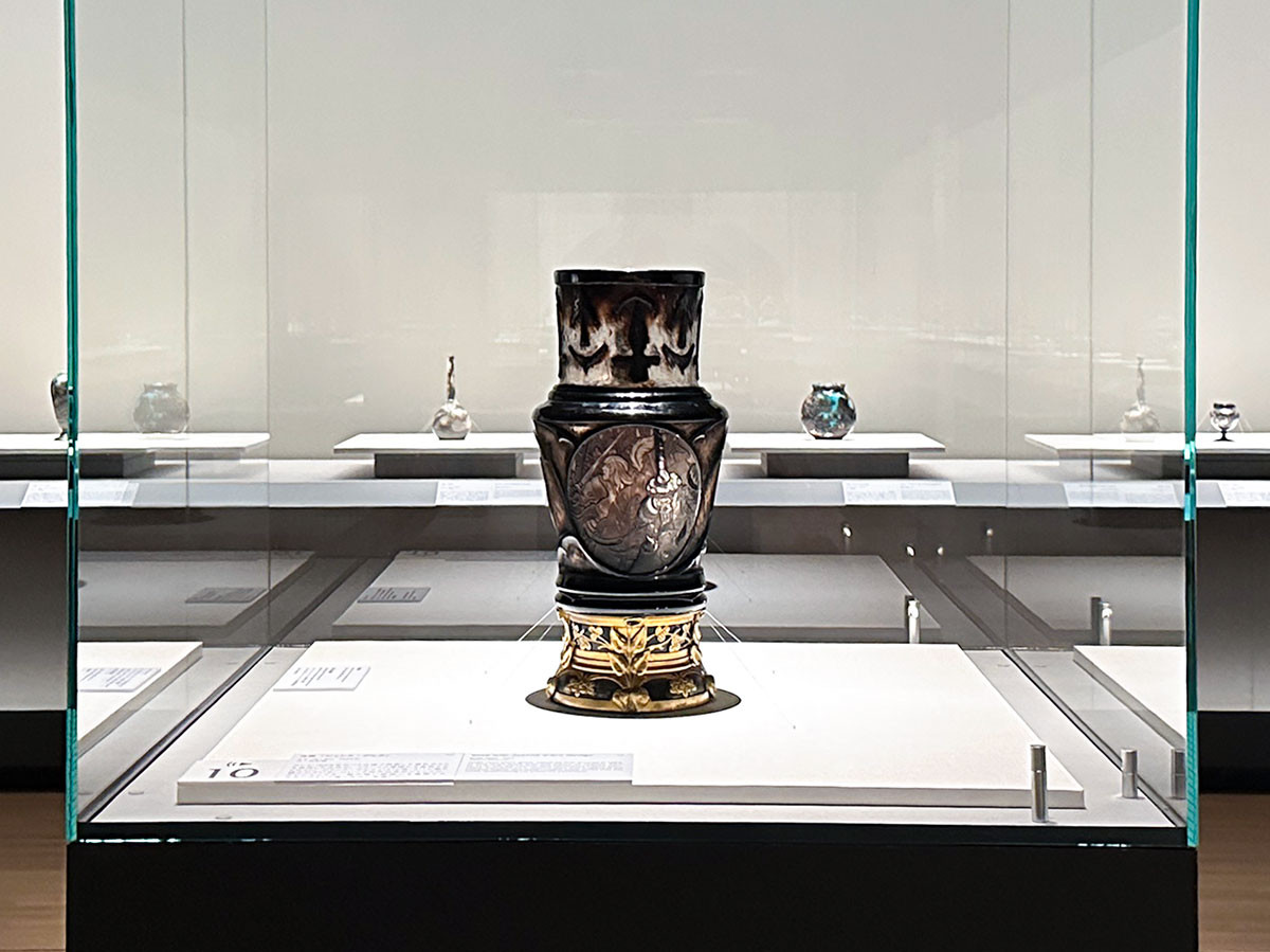 サントリー美術館「没後120年 エミール・ガレ:憧憬のパリ」会場 (手前)花器「ジャンヌ・ダルク」エミール・ガレ 1889年 大一美術館