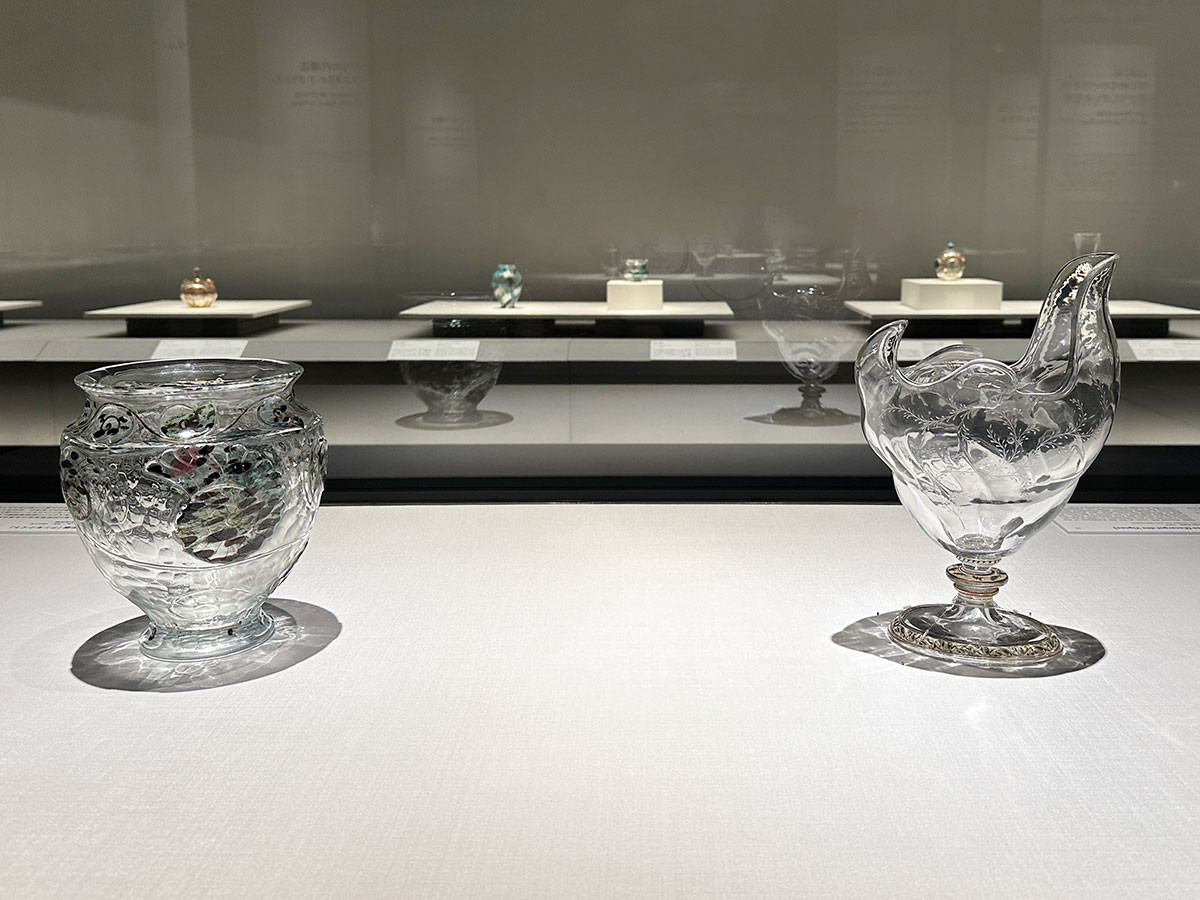 サントリー美術館「没後120年 エミール・ガレ:憧憬のパリ」会場 第1章「ガレの国際デビュー、1878年パリ万博から1884年第8回装飾美術中央連合展へ」 「没後120年 エミール・ガレ:憧憬のパリ」展示風景