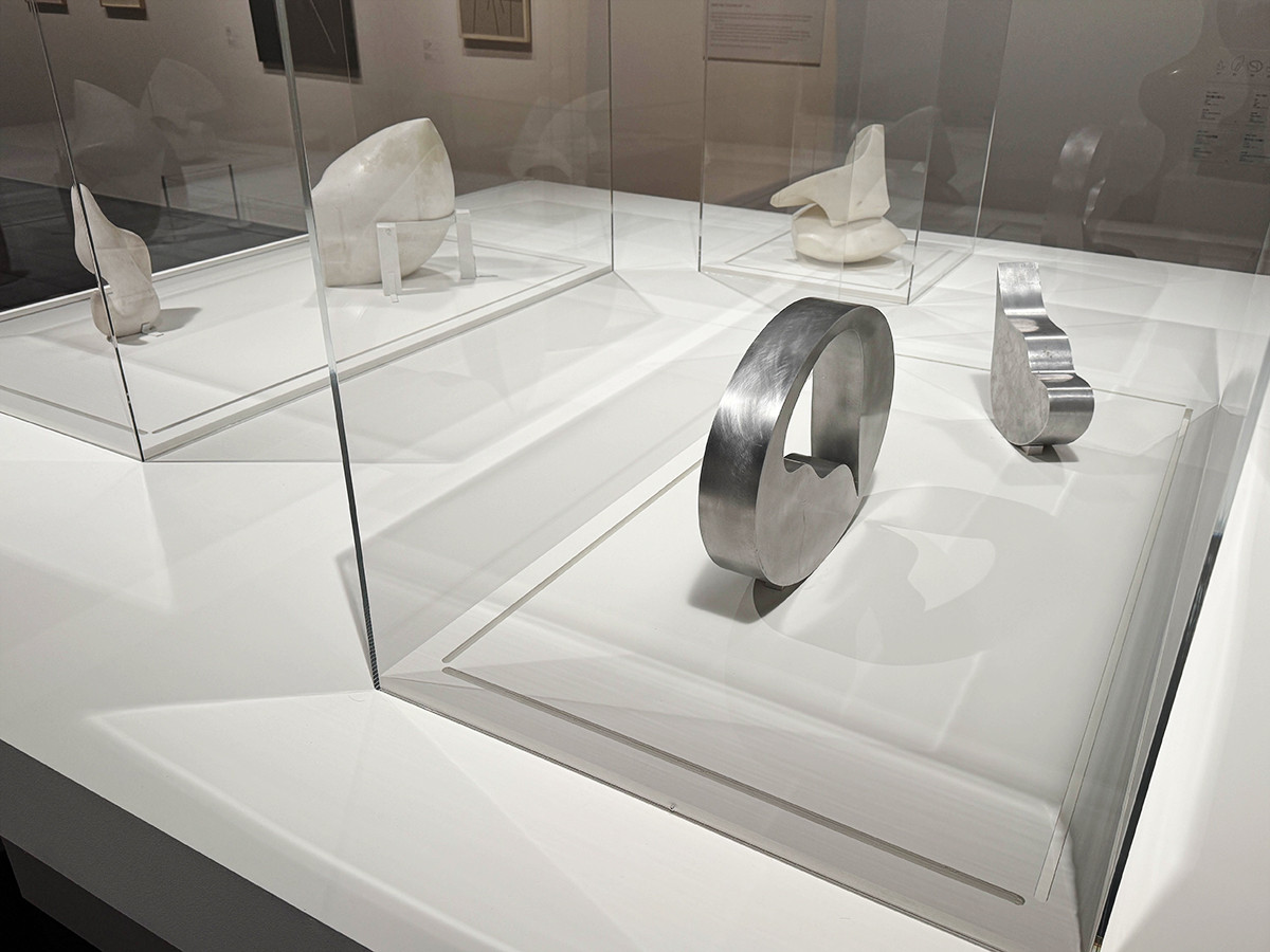 アーティゾン美術館「ゾフィー・トイバー=アルプとジャン・アルプ」会場より 第4章「1943-1966 トイバー゠アルプ没後のアルプの創作と「コラボレーション」」