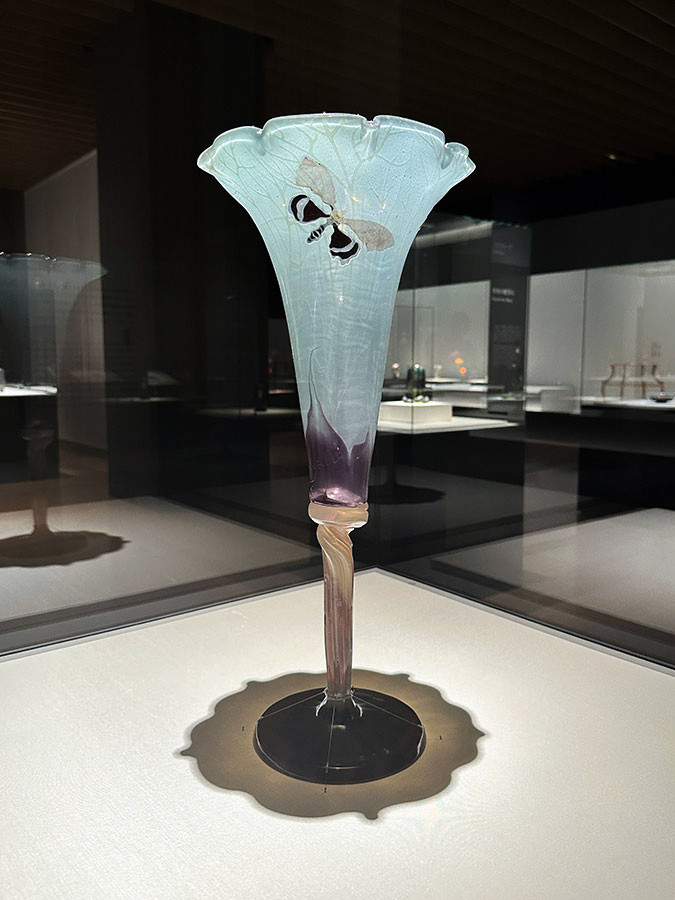 サントリー美術館「没後120年 エミール・ガレ:憧憬のパリ」会場 (昼顔形花器「蛾」 エミール・ガレ 1900年 サントリー美術館