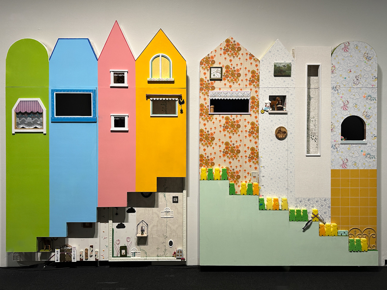 上野の森美術館「VOCA展2025」会場より宮本華子《在る家の日常》 