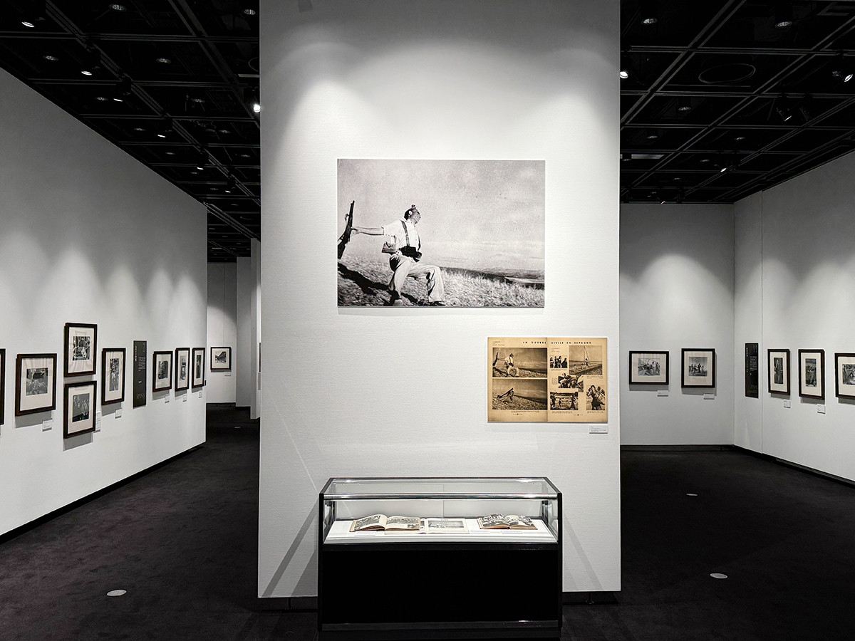 戦後80年、キャパのレンズが映したもの ― 東京都写真美術館「ロバート・キャパ 戦争」（取材レポート）