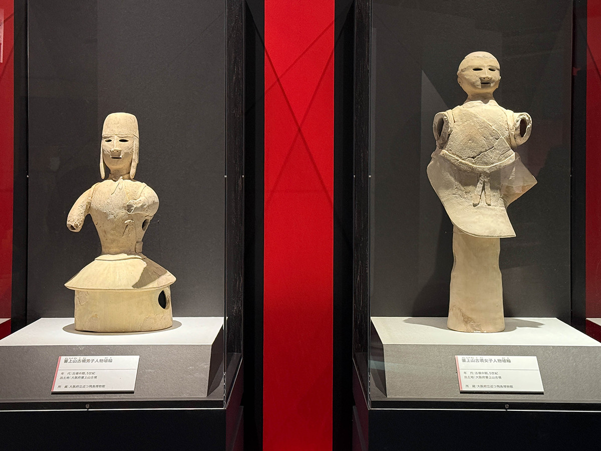 国立科学博物館「古代ＤＮＡ ―日本人のきた道―」会場より　（左から）蕃上山古墳男子人物埴輪　大阪府立近つ飛鳥博物館 ／ 蕃上山古墳女子人物埴輪　大阪府立近つ飛鳥博物館