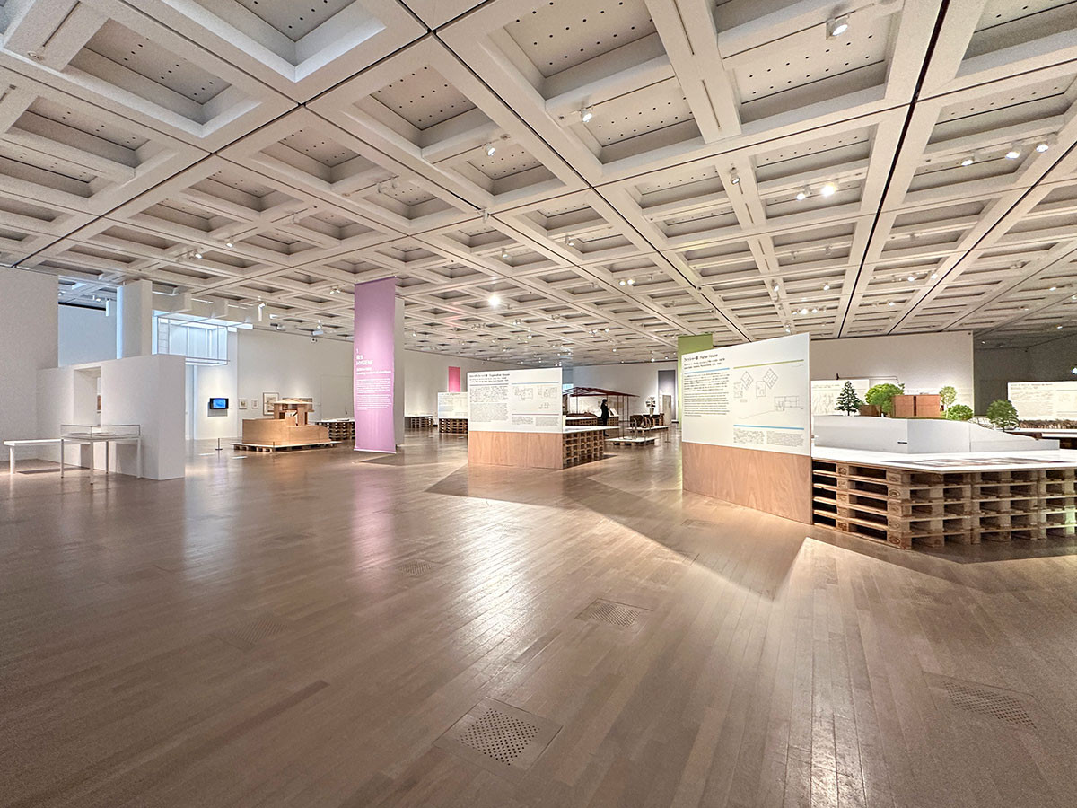 国立新美術館「リビング・モダニティ　住まいの実験 1920s-1970s」会場入口