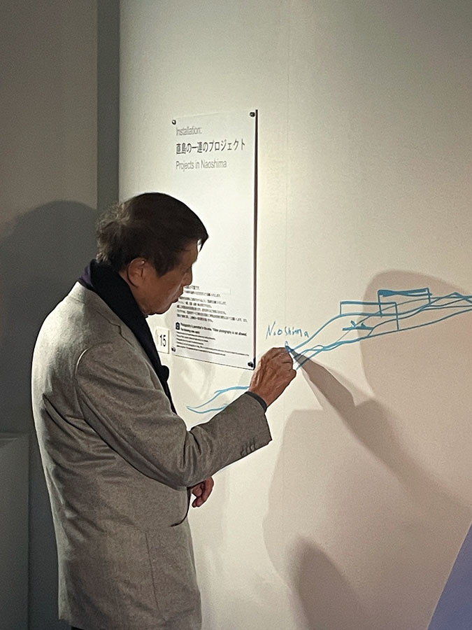 直接壁にドローイングをする安藤忠雄さん