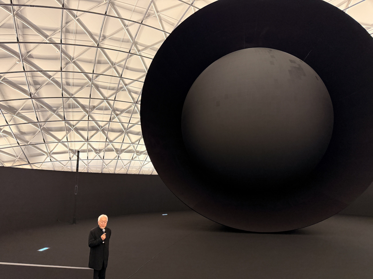 「BLUE OCEAN DOME（ブルーオーシャン・ドーム）」会場　ドーム B を説明する坂茂