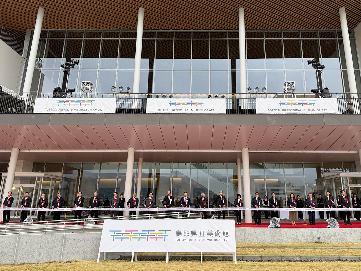 開館記念式典のテープカット