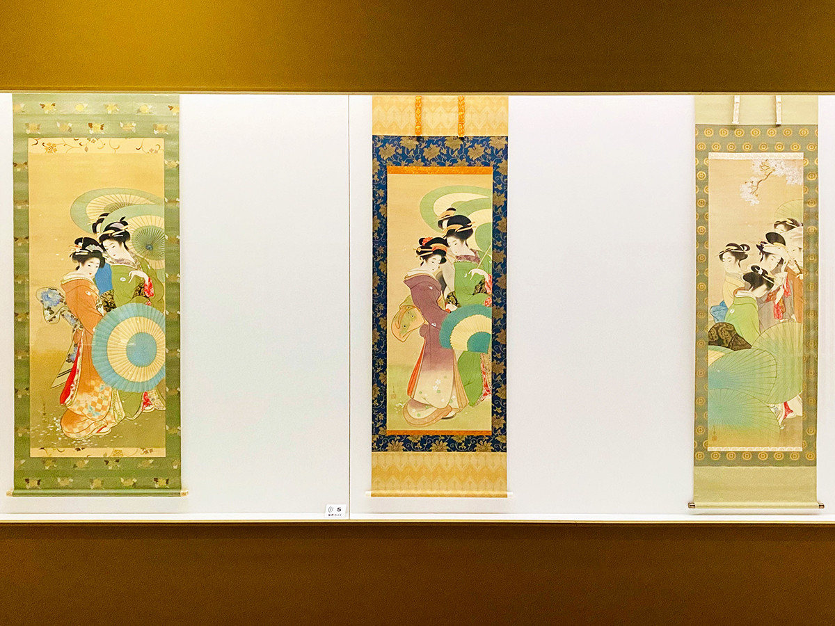 大阪中之島美術館「生誕150年記念 上村松園」会場より　左から《花》1910年　姫路市立美術館【前期展示：5/11まで】 ／ 《三美人之図》1908年　光ミュージアム【通期展示】 ／ 《花のにぎわい》1907-12年　京都国立近代美術館【前期展示：5/11まで】