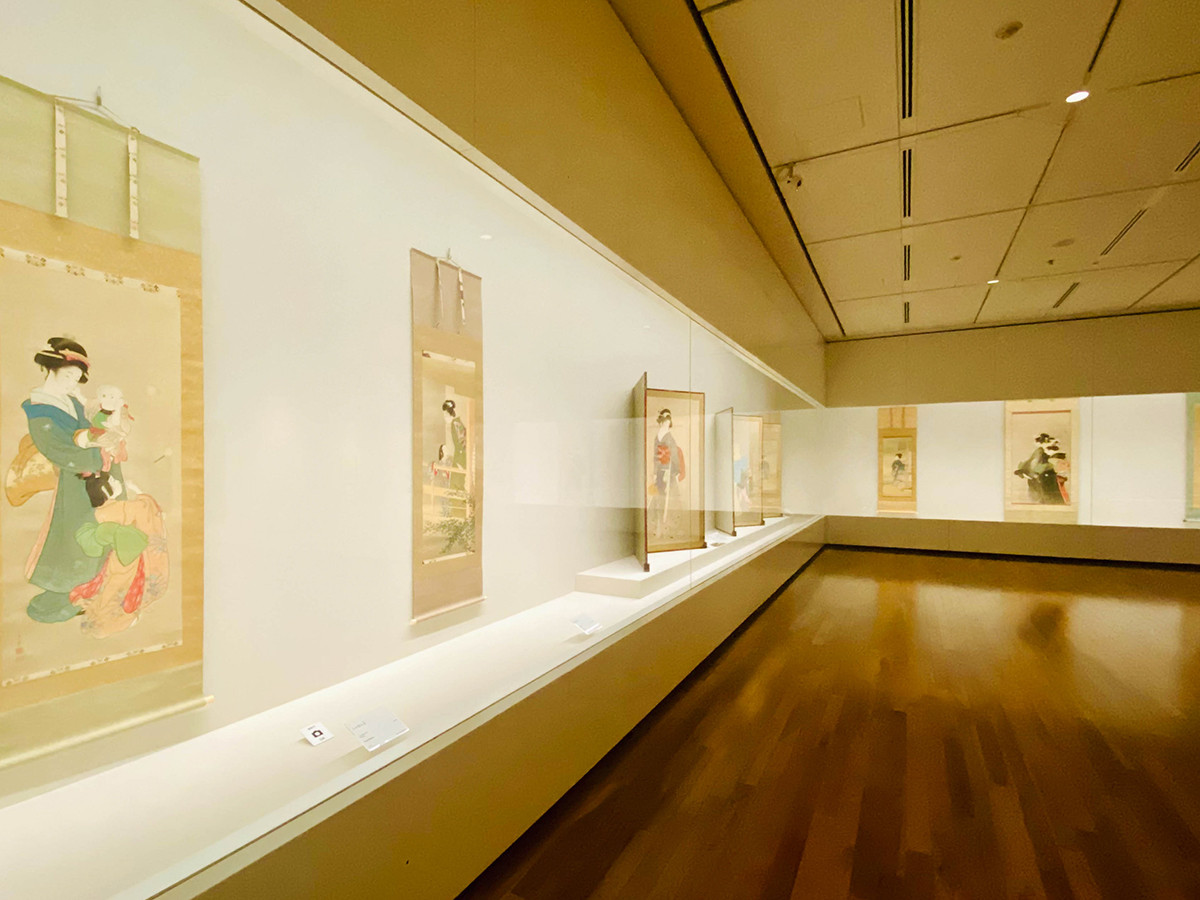 大阪中之島美術館「生誕150年記念 上村松園」会場より　展示室風景　左《しゃぼん玉》1903年頃　木原文庫【通期展示】