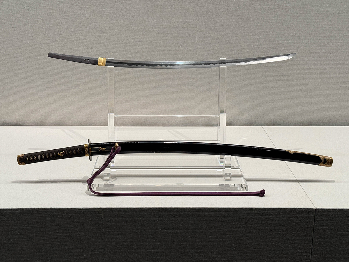 静嘉堂@丸の内「黒の奇跡・曜変天目の秘密」会場より　《太刀　銘 吉房》附 雲文漆蒔絵鞘打刀拵　一文字吉房　鎌倉時代（13世紀）　拵：江戸時代（19世紀）