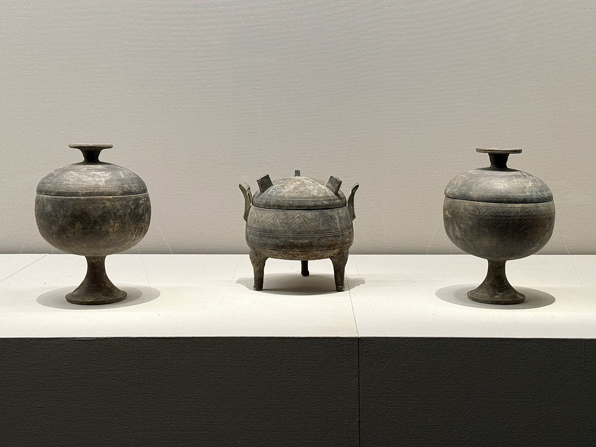 静嘉堂@丸の内「黒の奇跡・曜変天目の秘密」会場より　（中央）《黒陶磨光文鼎》戦国時代（前4〜前3世紀） ／ （両脇）《黒陶磨光文豆》戦国時代（前4〜前3世紀）