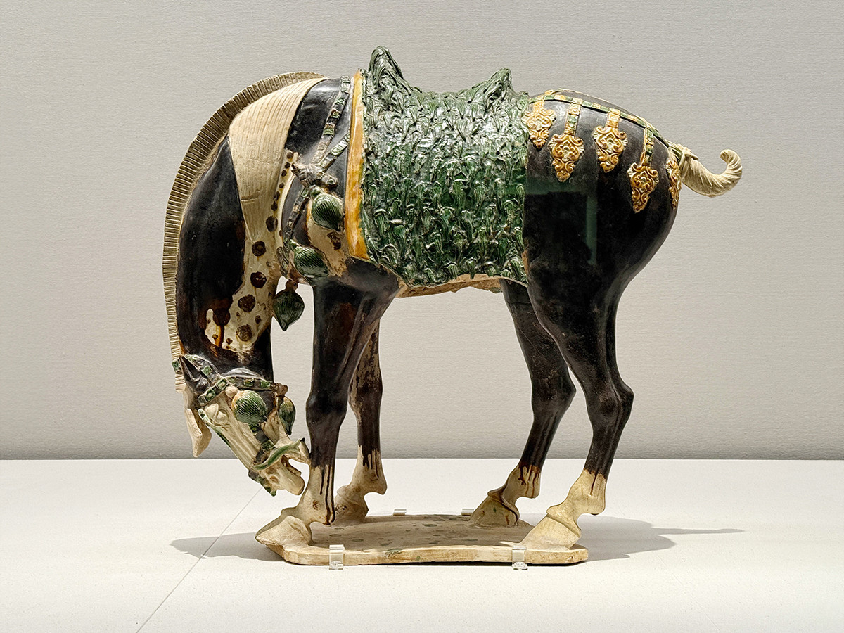 静嘉堂@丸の内「黒の奇跡・曜変天目の秘密」会場より　《三彩足噛馬》唐時代（7〜8世紀）