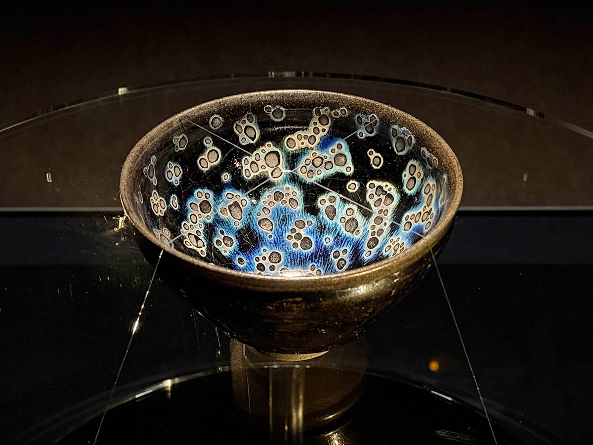 幻の茶碗と“黒”の系譜 ― 静嘉堂@丸の内「黒の奇跡・曜変天目の秘密」（取材レポート）