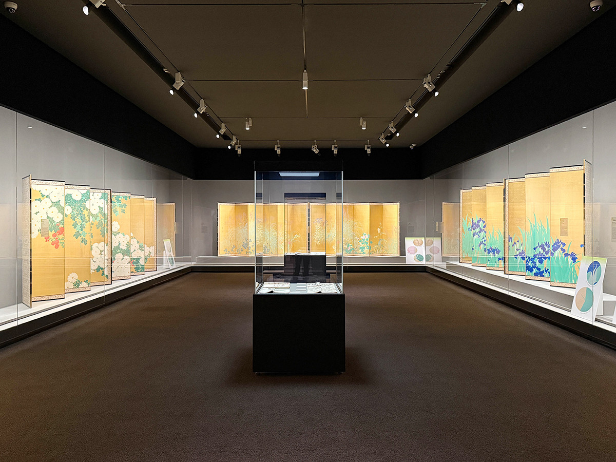 泉屋博古館東京「ライトアップ木島櫻谷Ⅱ―おうこくの線をさがしに」会場より 第3章「線がおりなすハーモニー 住友家本邸を飾った四季連作屏風。」