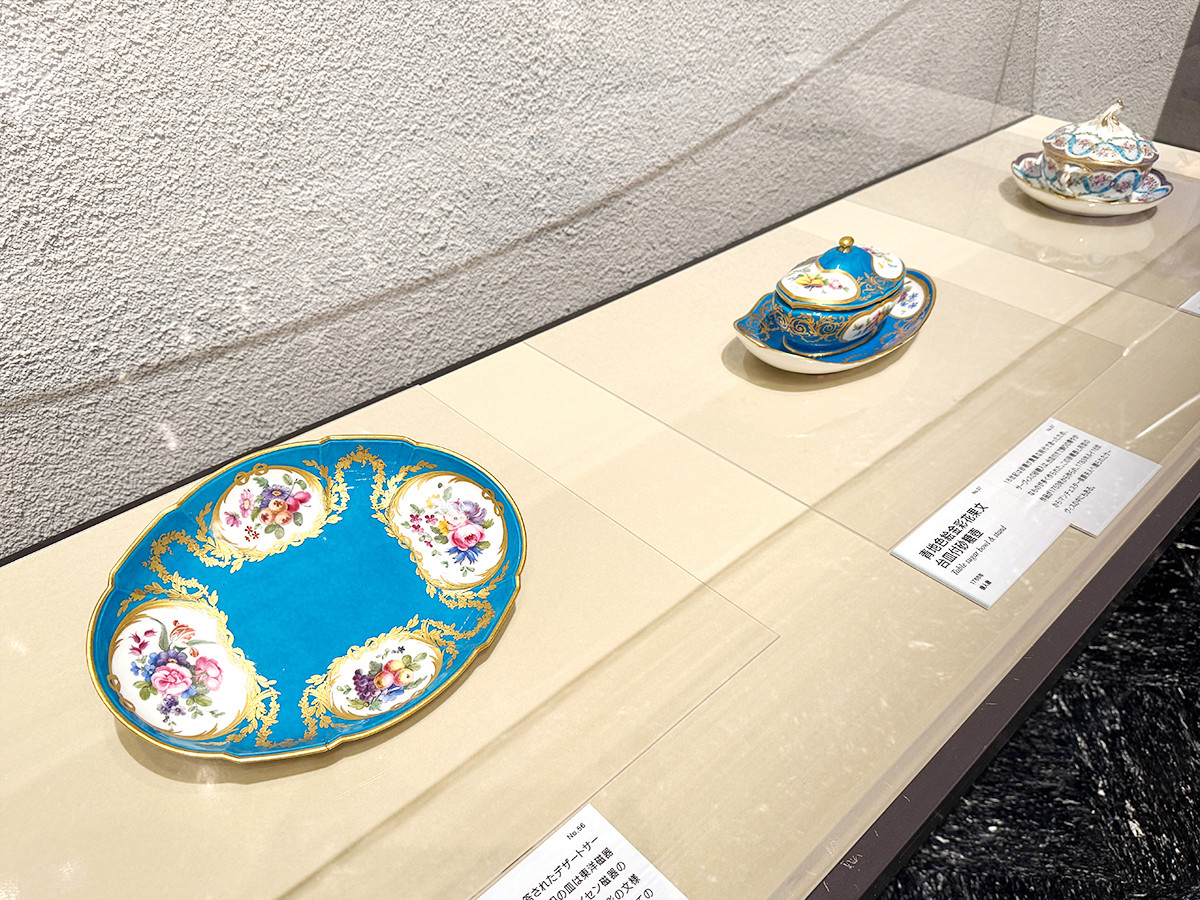 渋谷区立松濤美術館「妃たちのオーダーメイド　セーヴル フランス宮廷の磁器」会場より　第2章「マリー＝アントワネットの宮廷で　ー王立磁器製作所の洗練と萌芽一」